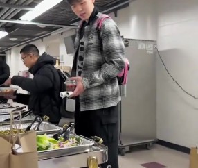 杨瀚森赛后都吃什么？来看看开拓者&amp;湖人&amp;掘金三队的赛后餐