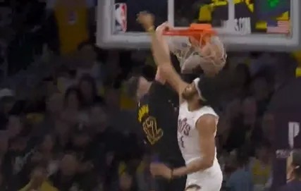 华体会app安装-炸裂！拉拉维亚强硬杀入禁区，面对阿伦送上单臂隔扣