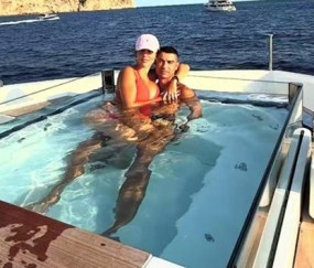 C罗带乔治娜度假，私人飞机出行，40岁签49亿肥约，乔治娜太美了