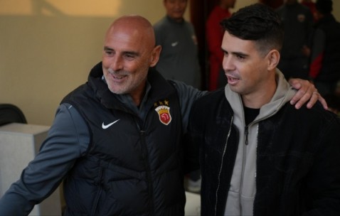 奥斯卡空降卡塔尔，携家人与海港会合，见证海港1-4惨败泽尼特