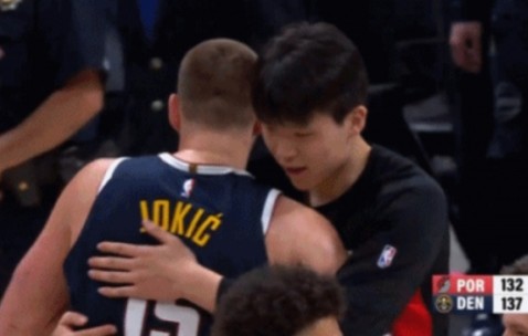 体育娱乐-😁世纪拥抱~约基奇赛后找到了杨瀚森 一个爱的抱抱