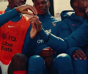 你给我来点！姆巴佩替补席找科纳特要零食，吃了一口给了琼阿梅尼