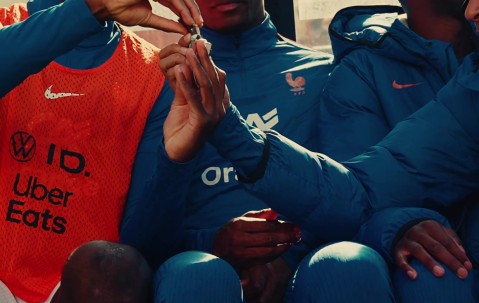 你给我来点！姆巴佩替补席找科纳特要零食，吃了一口给了琼阿梅尼